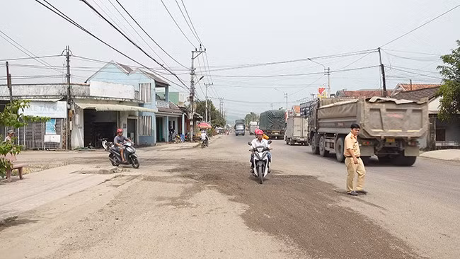 Khu vực này có mật độ giao thông đông đúc, tiềm ẩn nguy cơ tai nạn. Ảnh: M.N