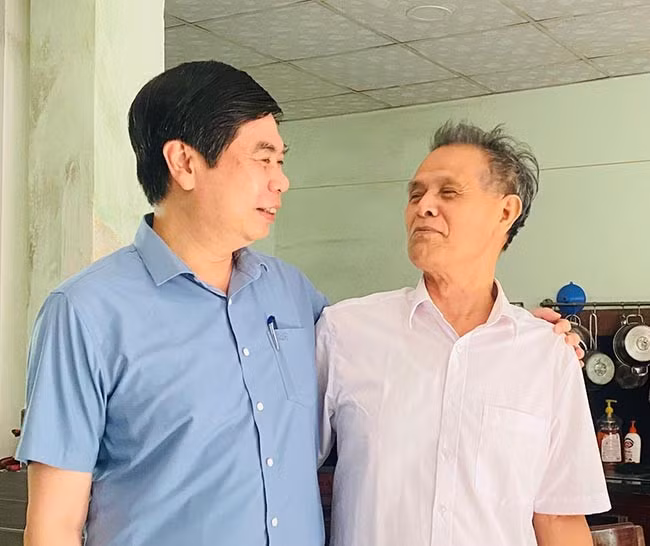 Thương binh Trần Thái Mỹ (bìa phải) phấn khởi và vui mừng khi lãnh đạo tỉnh đến thăm hỏi sức khỏe và đời sống. Ảnh: N.T