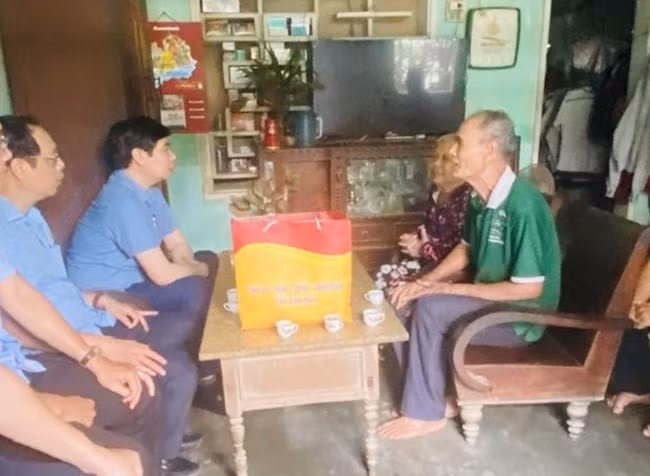 Phó Chủ tịch UBND tỉnh Lâm Hải Giang đề nghị lãnh đạo xã Phước Nghĩa tiếp tục quan tâm, chăm lo tốt hơn đời sống cho người hoạt động kháng chiến bị địch bắt tù đày Huỳnh Thị Bích Thủy. Ảnh: N.T