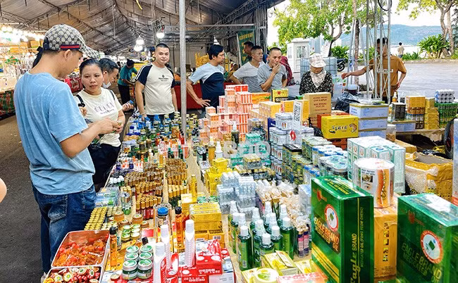 Khách tham quan mua sắm sản phẩm đặc sản, OCOP của các HTX trong cả nước tại hội chợ. Ảnh: HẢI YẾN