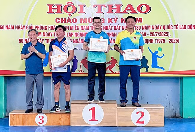 Ban tổ chức trao giải cho các đội thi. Ảnh: K.A