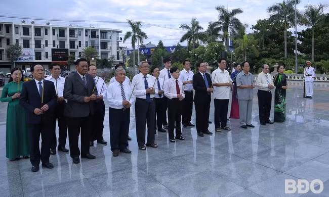 Các đồng chí lãnh đạo Tỉnh ủy, HĐND, UBND, Ủy ban MTTQ Việt Nam tỉnh và các đồng chí nguyên lãnh đạo tỉnh dâng hương trước Đài tưởng niệm liệt sĩ. Ảnh: HỒNG PHÚC Các đồng chí lãnh đạo Tỉnh ủy, HĐND, UBND, Ủy ban MTTQ Việt Nam tỉnh và các đồng chí nguyên lãnh đạo tỉnh dâng hương trước Đài tưởng niệm liệt sĩ. Ảnh: HỒNG PHÚC