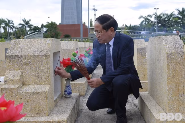 Chủ tịch UBND tỉnh Phạm Anh Tuấn thắp hương từng phần mộ liệt sĩ. Ảnh: HỒNG PHÚC Chủ tịch UBND tỉnh Phạm Anh Tuấn thắp hương từng phần mộ liệt sĩ. Ảnh: HỒNG PHÚC