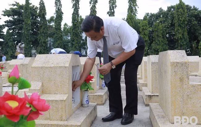 Phó Bí thư Thường trực Tỉnh ủy Lê Kim Toàn thắp hương các phần mộ liệt sĩ. Ảnh: HỒNG PHÚC Phó Bí thư Thường trực Tỉnh ủy Lê Kim Toàn thắp hương các phần mộ liệt sĩ. Ảnh: HỒNG PHÚC