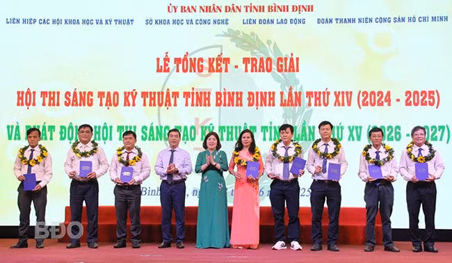 Các tác giả/nhóm tác giả đoạt giải ba hội thi. Ảnh: TRỌNG LỢI Các tác giả/nhóm tác giả đoạt giải ba hội thi. Ảnh: TRỌNG LỢI
