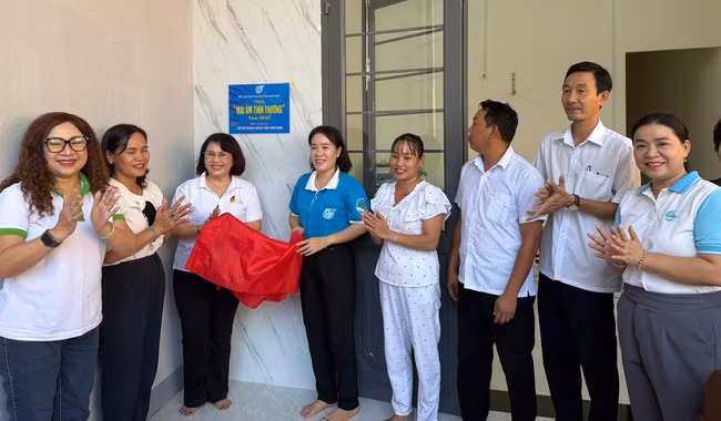 Hội Nữ doanh nhân tỉnh phối hợp cùng Hội LHPN tỉnh trao mái ấm tình thương cho chị Nguyễn Thị Kim Linh. Ảnh: Đ.T