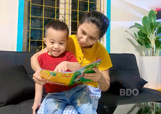 Chị Thái Thị Thanh Tuyền cùng con trai Nguyễn Minh Khang vui vẻ, thích thú mỗi khi đọc sách. Ảnh: T.K