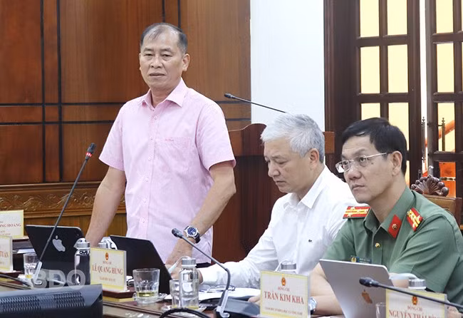 Giám đốc Sở Nội vụ Lê Minh Tuấn báo cáo về tình hình thực hiện sắp xếp đơn vị hành chính cấp xã. Ảnh: M.H