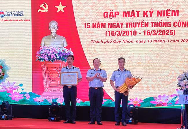 Lãnh đạo Công ty CP Tân Cảng miền Trung nhận bằng khen của Bộ Quốc Phòng. Ảnh: HẢI YẾN