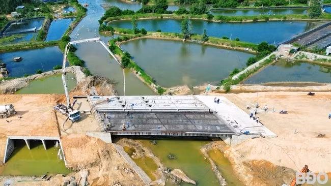Các nhà thầu đang nỗ lực hoàn thành phần lắp đặt dầm cầu trên Tuyến đường tránh ĐT 633, đoạn từ Núi Ghềnh đến ĐT 639 tại huyện Phù Cát. Ảnh: HẢI YẾN Các nhà thầu đang nỗ lực hoàn thành phần lắp đặt dầm cầu trên Tuyến đường tránh ĐT 633, đoạn từ Núi Ghềnh đến ĐT 639 tại huyện Phù Cát. Ảnh: HẢI YẾN
