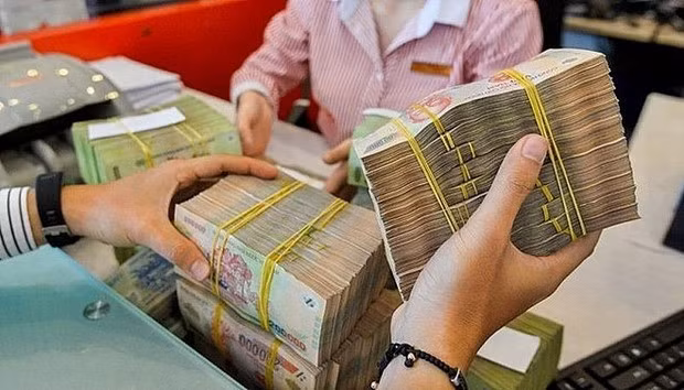 Giao dịch tại một ngân hàng cổ phần ở TP HCM. Ảnh: QH.