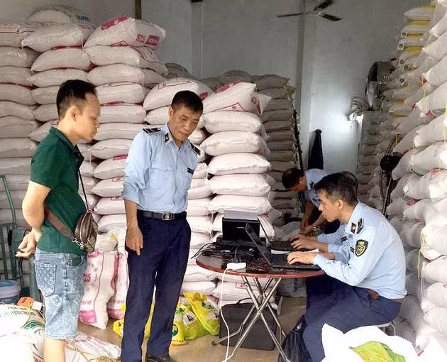 Lực lượng quản lý thị trường kiểm tra đột xuất các cơ sở kinh doanh gạo ST25 giả. Ảnh: Tổng cục Quản lý thị trường.