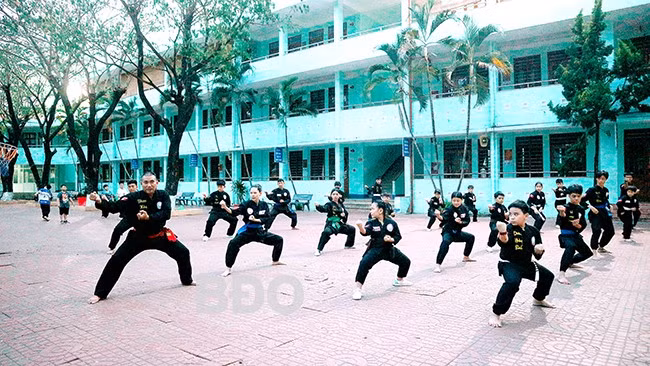 Võ sư Phan Thanh Hòa (ngoài cùng bìa trái) cùng các HLV, võ sinh trong một buổi tập tại Trường Tiểu học Lý Thường Kiệt (TP Quy Nhơn). Ảnh: K.VY
