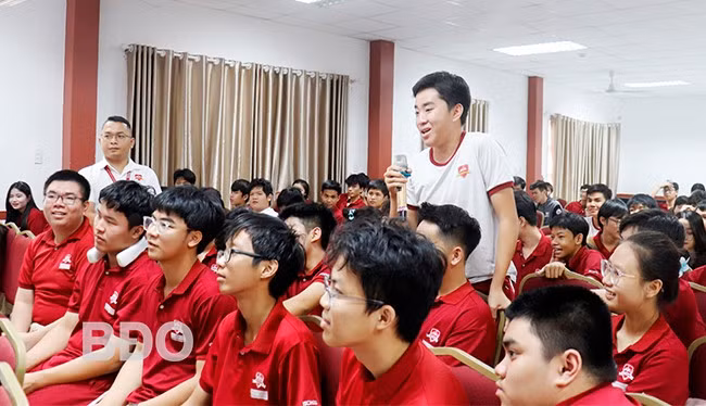 Học sinh iSchool Quy Nhơn tích cực tham gia trả lời phần hỏi đáp trong buổi tư vấn sức khỏe sinh sản vị thành niên, tiền hôn nhân. Ảnh: M.H