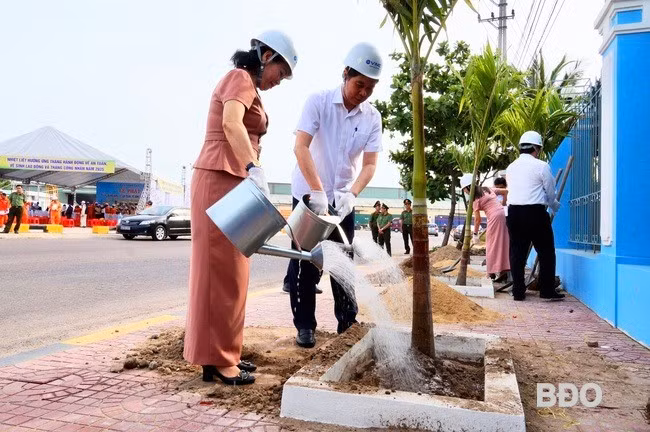 Phó Chủ tịch UBND tỉnh Lâm Hải Giang, Phó Chủ tịch HĐND tỉnh Huỳnh Thúy Vân trồng cây lưu niệm sau lễ phát động. Ảnh: N.M.