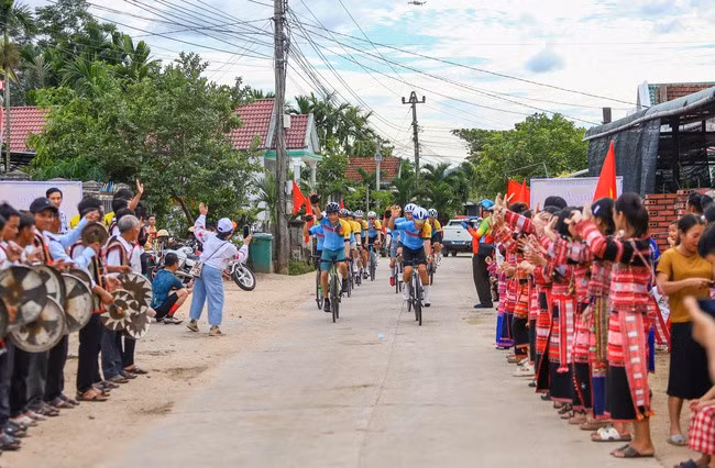 Người dân Suối Đá chào đón các cua rơ về làng.