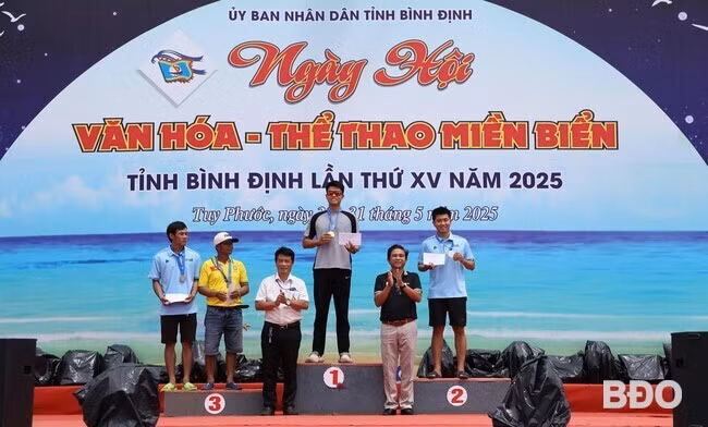 Các VĐV nam giành thành tích ở nội dung bơi tự do. Ảnh: H.V Các VĐV nam giành thành tích ở nội dung bơi tự do. Ảnh: H.V
