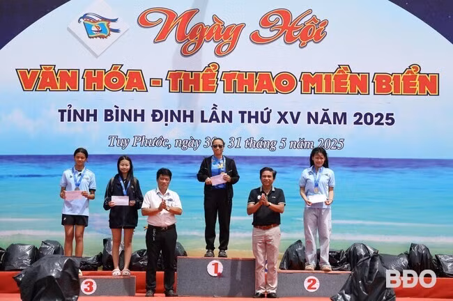 Các VĐV giành thành tích ở nội dung bơi tự do nữ. Ảnh: H.V Các VĐV giành thành tích ở nội dung bơi tự do nữ. Ảnh: H.V