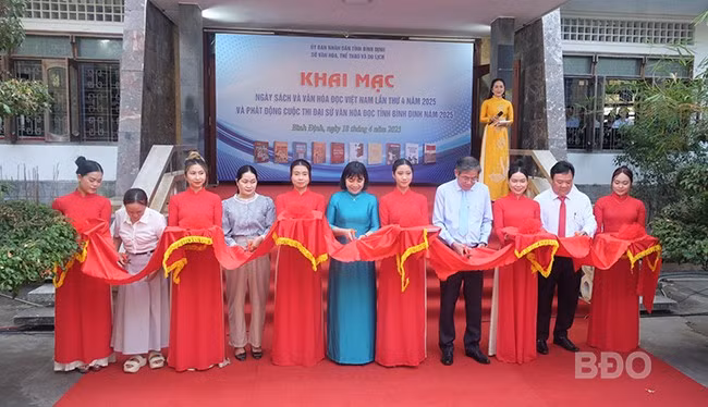Đại biểu cắt băng khai mạc Ngày Sách và Văn hóa đọc Việt Nam lần thứ 4 năm 2025. Ảnh: NGỌC NHUẬN