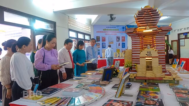 Không gian xếp sách nghệ thuật và trưng bày sách theo chủ đề phục vụ bạn đọc tại Thư viện tỉnh. Ảnh: NGỌC NHUẬN