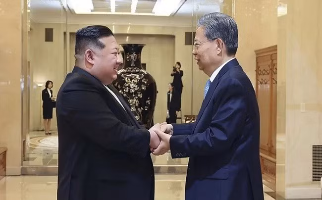 Nhà lãnh đạo Triều Tiên Kim Jong Un và Ủy viên Thường vụ Bộ Chính trị Trung ương Đảng Cộng sản Trung Quốc, Ủy viên trưởng Ủy ban Thường vụ Đại hội Đại biểu Nhân dân (Nhân Đại) Toàn quốc Trung Quốc Triệu Lạc Tế. (Nguồn: Xinhua)