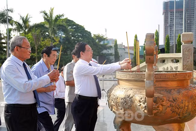 Các đồng chí lãnh đạo Tỉnh ủy, HĐND, UBND, Ủy ban MTTQ Việt Nam tỉnh và các đồng chí nguyên lãnh đạo tỉnh dâng hương trước Đài tưởng niệm liệt sĩ. Ảnh: HỒNG PHÚC