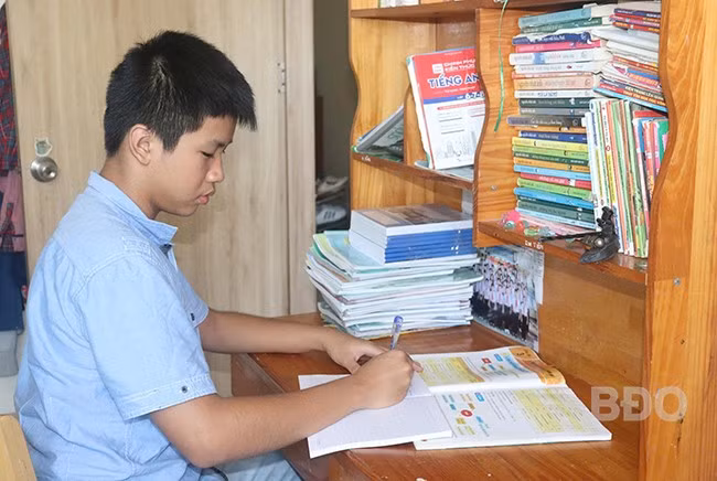 Nguyễn Hoàng Dũng thường xuyên tìm tòi, khám phá kiến thức mới theo hướng logic. Ảnh: HỒ ĐIỂM