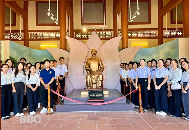 Khu tưởng niệm cụ Nguyễn Sinh Sắc là địa chỉ đỏ thu hút nhiều học sinh, sinh viên đến tìm hiểu lịch sử. Ảnh: DƯƠNG LINH