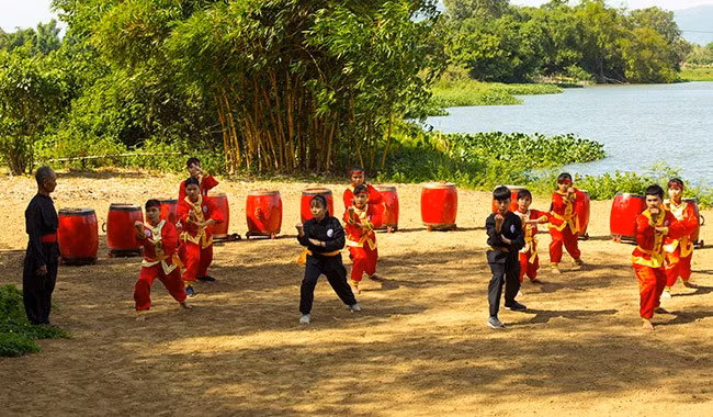 Võ sư Lê Xuân Cảnh dạy võ cho học trò. Ảnh: NVCC