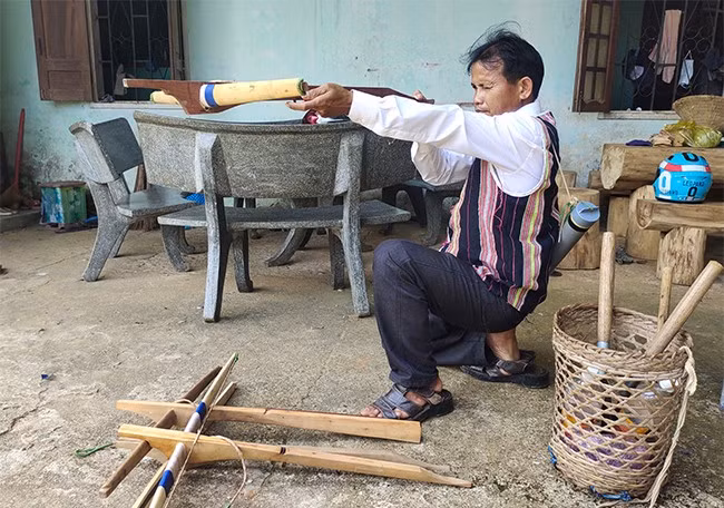 Ông Đinh Văn Xác kiểm tra một chiếc nỏ mới làm xong.