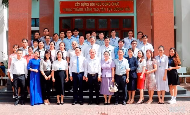 Chủ tịch UBND tỉnh Phạm Anh Tuấn chụp ảnh lưu niệm cùng tập thể cán bộ lãnh đạo, giáo viên, nhân viên Sở GD&ĐT. Ảnh: M.H