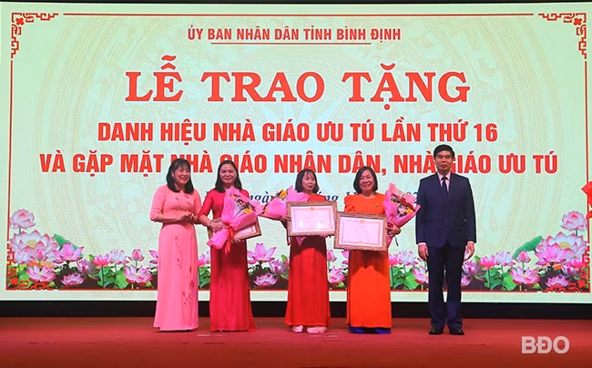 Lãnh đạo tỉnh trao tặng danh hiệu Nhà giáo Ưu tú cho 3 nhà giáo. Ảnh:HỒ ĐIỂM Lãnh đạo tỉnh trao tặng danh hiệu Nhà giáo Ưu tú cho 3 nhà giáo. Ảnh:HỒ ĐIỂM