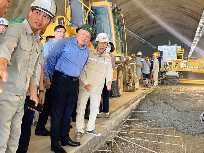 Phó Thủ tướng Thường trực Chính phủ Nguyễn Hòa Bình (thứ 2 từ trái sang), kiểm tra tại hầm Sơn Triệu. Ảnh: HẢI YẾN