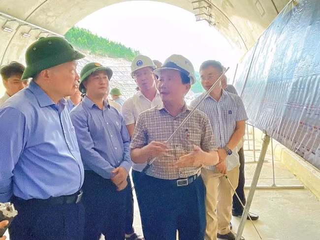 Phó Thủ tướng Thường trực Chính phủ Nguyễn Hòa Bình (bìa trái), nghe nhà thầu báo cáo tiến độ các Dự án thành phần. Ảnh: HẢI YẾN