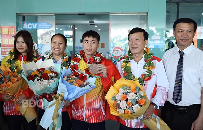 VĐV Nguyễn Thanh Huy (giữa) tại Cảng Hàng không Phù Cát với tấm HCĐ Giải vô địch kickboxing trẻ thế giới năm 2024. Ảnh: HOÀNG QUÂN VĐV Nguyễn Thanh Huy (giữa) tại Cảng Hàng không Phù Cát với tấm HCĐ Giải vô địch kickboxing trẻ thế giới năm 2024. Ảnh: HOÀNG QUÂN