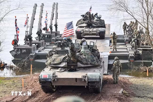Các lực lượng NATO tiến hành tập trận tại Korzeniewo (Ba Lan) hồi tháng Ba năm ngoái. (Ảnh: PAP/TTXVN) Các lực lượng NATO tiến hành tập trận tại Korzeniewo (Ba Lan) hồi tháng Ba năm ngoái. (Ảnh: PAP/TTXVN)