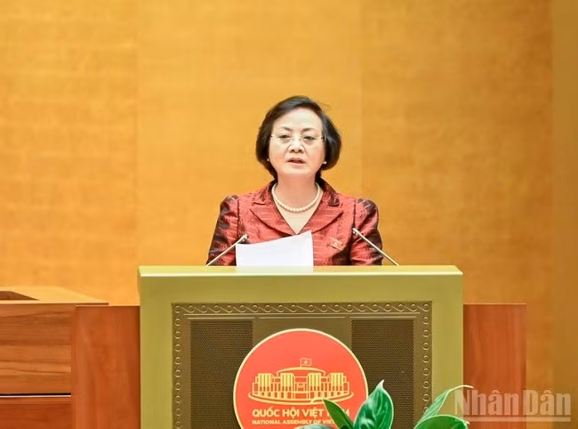 Bộ trưởng Nội vụ Phạm Thị Thanh Trà trình bày báo cáo tiếp thu, giải trình và hoàn thiện dự thảo Luật trước khi Quốc hội bấm nút thông qua. (Ảnh: DUY LINH) Bộ trưởng Nội vụ Phạm Thị Thanh Trà trình bày báo cáo tiếp thu, giải trình và hoàn thiện dự thảo Luật trước khi Quốc hội bấm nút thông qua. (Ảnh: DUY LINH)
