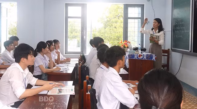 Cô Phan Thái Thị Lệ Thu trong một tiết dạy Tiếng Anh trên lớp. Ảnh: H.ĐIỂM