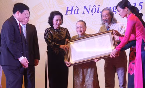 Bà Nghiêm Thúy Băng, vợ cố nhạc sĩ Văn Cao, trao tặng bài Tiến quân ca cho Chủ tịch Quốc hội Nguyễn Thị Kim Ngân.