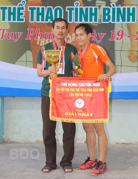 Thầy Võ Vĩnh Thành (bên trái) cùng VĐV Nguyễn Bửu Chung tại Giải bóng chuyền Đại hội TDTT toàn tỉnh năm 2018.