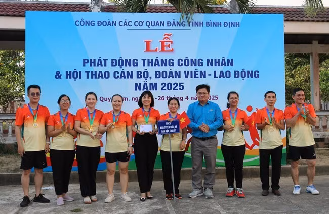 Trao giải nhất bóng chuyền hơi cho đội Ban Tuyên giáo và Dân vận Tỉnh ủy. Ảnh: H.THU Trao giải nhất bóng chuyền hơi cho đội Ban Tuyên giáo và Dân vận Tỉnh ủy. Ảnh: H.THU