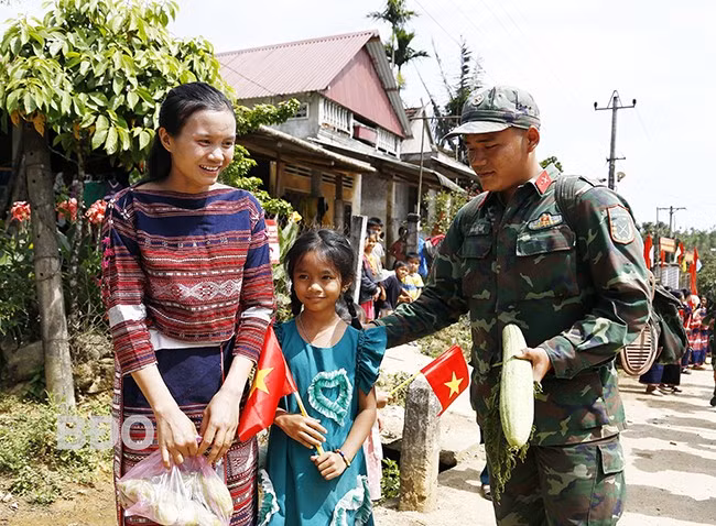 Người dân xã Canh Liên tiễn bộ đội. Ảnh: H.P