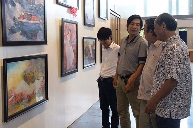 Văn nghệ sĩ đến xem tranh tại triển lãm “Hương sắc xuân thì” của họa sĩ Nguyễn Chơn Hiền.Ảnh: PHI NGUYỄN