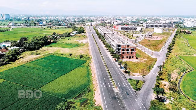 Đường kết nối từ trung tâm TX An Nhơn đến đường phía Tây đầm Thị Nại kết nối mạng lưới tuyến hành lang ven biển. Ảnh: M.H