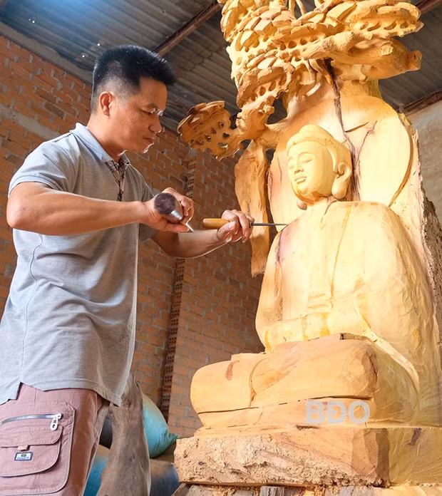 Từ những bàn tay tài hoa của người thợ làng nghề tiện gỗ mỹ nghệ Nhơn Hậu đã tạo ra sản phẩm tinh xảo. Ảnh: ĐOAN NGỌC
