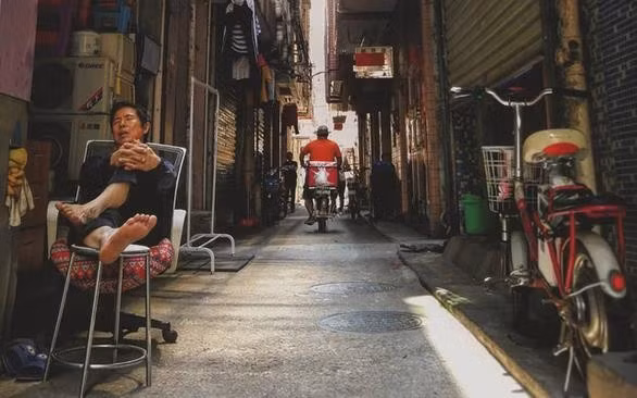 Một con hẻm nhỏ ở thành phố Thẩm Quyến - Ảnh: INSTAGRAM