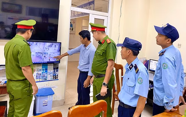 Cán bộ CA phường Trần Phú trao đổi, nắm bắt tình hình ANTT tại Khoa Khám bệnh - cấp cứu, BVĐK tỉnh. Ảnh: N.C
