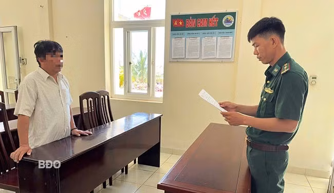 Cán bộ Đồn Biên phòng Mỹ An đọc quyết định xử phạt vi phạm hành chính. Ảnh: C.C