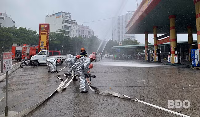 Quang cảnh buổi diễn tập tại cửa hàng xăng dầu Phương Linh 3. Ảnh: K.A