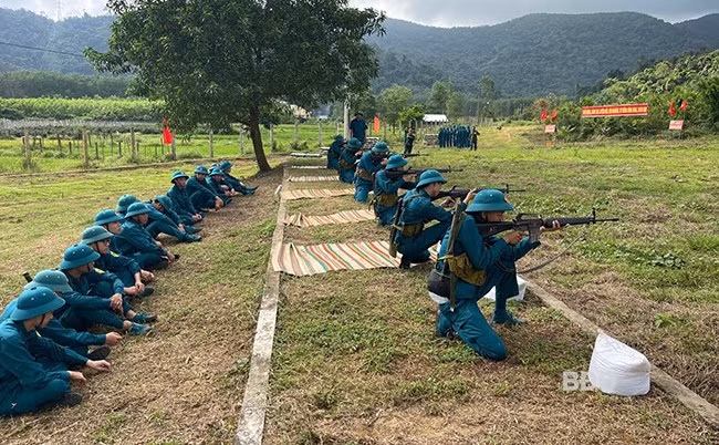 Dân quân tự vệ năm nhất của huyện Hoài Ân luyện tập bắn súng. Ảnh: H.P